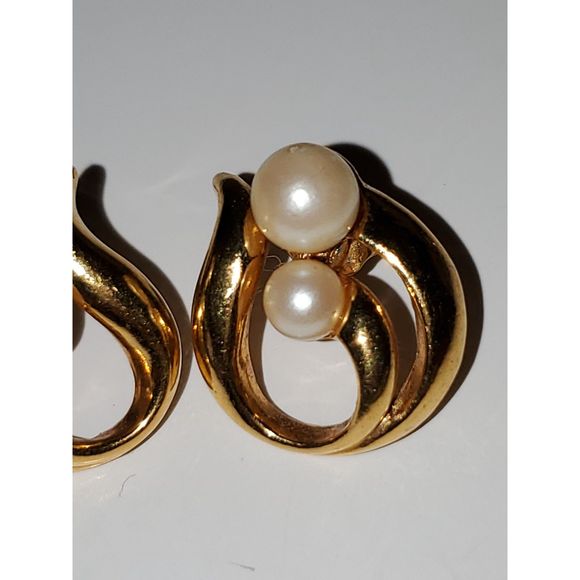 Avon Women's Earrings Vintage Gold Tone With Faux Pearls Post Back MCM - Picture 2 of 6